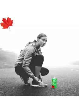 Athlet mit einer Flasche Maple 3 Ahornwasser in voller Anstrengung in Quebec