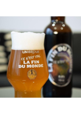 ユニブロー・デュ・カナダの世界の終わりで満たされたビールのグラス