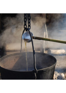 Preparación de jarabe de arce en una olla caliente