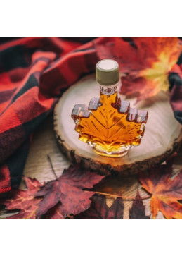maple syrup in a leaf bottle of 100 ml from canada
