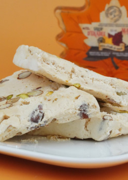 Detalle turrón blando arce Canadá, dulce almendras suave sabor jarabe arce puro