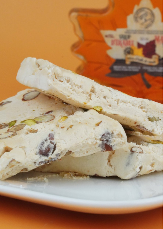 Detalle turrón blando arce Canadá, dulce almendras suave sabor jarabe arce puro