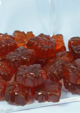 Presentación caramelos duros arce Canadá, bolsa abierta surtido dulces tradición cabaña azucarera