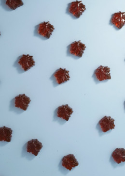 Detalle caramelos duros arce Canadá, dulzura cristalina ámbar sabor intenso retro nostálgico