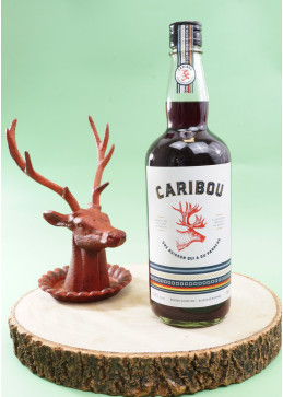 Botella de Vino Caribou con copa llena, aperitivo folclórico tradicional de Quebec al 22,9%