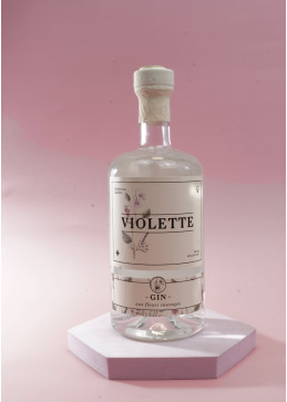 Fles Violette gin met wilde bloemen, Canadese dry gin met kruidige en bloemige tonen