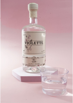 Fles Violette gin met wilde bloemen, Canadese dry gin met kruidige en bloemige tonen