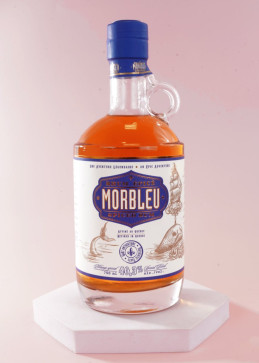 Vooraanzicht van de Morbleu gekruide rumfles, gedetailleerd etiket van Distillerie Mariana