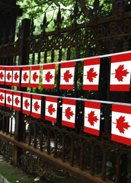 Kanadische Banner auf einem Zaun
