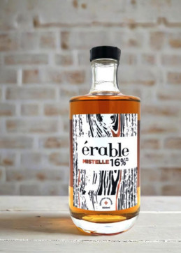 Fles Mistelle ahornlikeur, zoete Quebec-likeur op basis van ahornsap en spirit