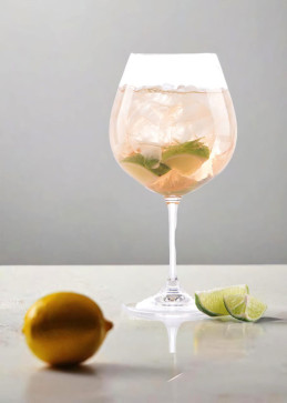 Vaso de Sidra de Hielo Prestige servida con frutas frescas, maridaje con manzanas y quesos