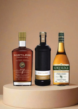 Entdecker-Trio Sortilège auf hellem Hintergrund, komplette Palette der Ahorn-Whiskys