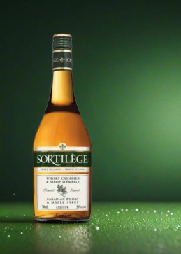 Sortilège-fles op groene natuurachtergrond, Quebecse oorsprong in beeld