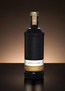 Sortilège whisky-roomlikeur fles alleen, elegant goudkleurig etiket op donkere achtergrond