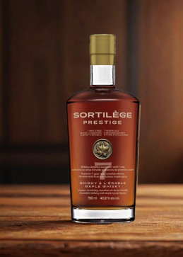 Bottiglia Sortilège Prestige 7 anni con etichetta dorata distintiva, versione lungamente invecchiata