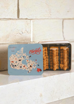 Metalen blik met koekjes met ahornsiroop