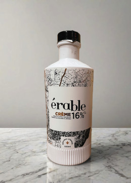 Flesje Cream of Mistelle met ahornsiroop, een zachte en fruitige ambachtelijke likeur uit Quebec.