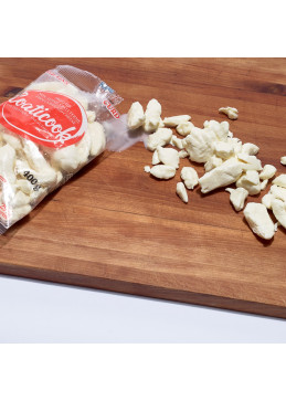 Volledige poutine met Coaticook kaas - heerlijk bord van de traditionele Quebec specialiteit gerecht