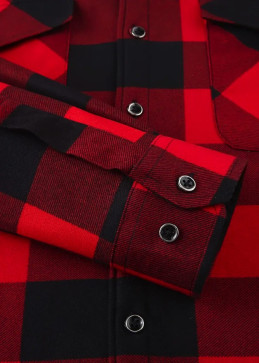 Geruit thermisch shirt op model - modelweergave toont snit en val van het Canadese kledingstuk in detail