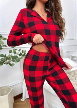 femme en pyjama