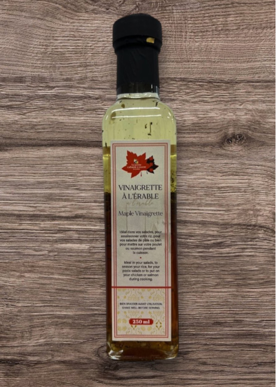Fles ahornvinaigrette alternatieve weergave - heerlijke saus voor het verfijnen van salades Canadese stijl