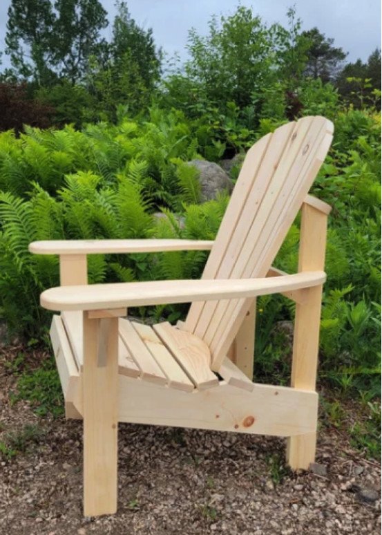 Canadese tuinstoel Adirondack natuurlijk hout, authentieke fauteuil buiten traditionele stijl