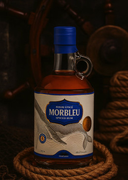 Flasche Morbleu Spiced Rum am Pier vor dem Meer, Mariana-Destillerie aus Quebec