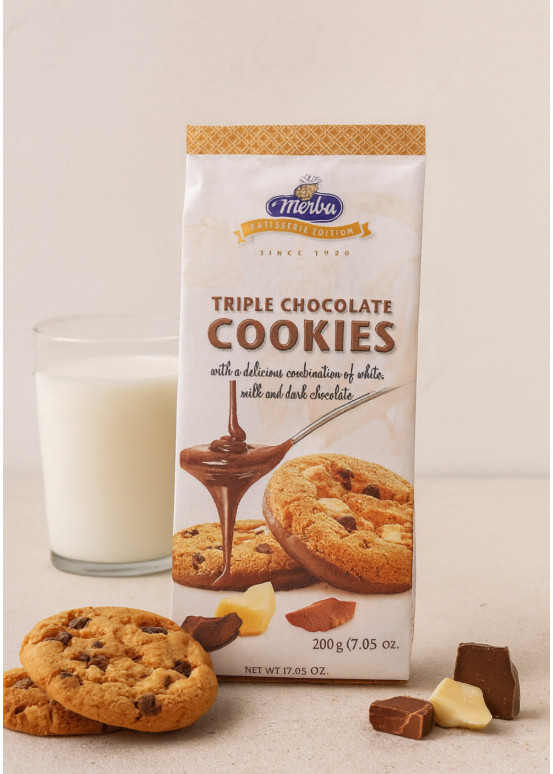Primer plano galletas triple chocolate - textura crujiente y fundente con pepitas de chocolate visibles