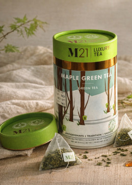Doos groene thee met ahornsiroop Canada in piramidale theezakjes, delicate infusie zoete tonen