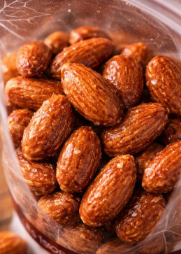 Amandelen omhuld met esdoorn