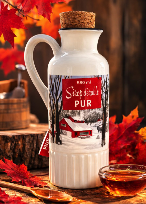 Cruche traditionnelle en céramique blanche de sirop d'érable pur (580 ml) posée sur un billot de bois