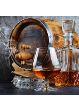 Lifestyle compositie Chic Choc rum met rijpingsvat en gevulde glazen