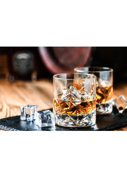 whisky d'incantesimo di prestigio in un bicchiere con cubetto di ghiaccio dal quebec