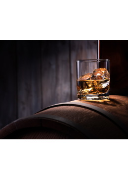 bicchiere di whisky incantesimo su una botte di rovere del Quebec