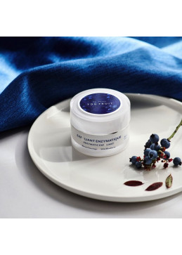 Enzymatic scrub with blueberry from lac saint jean