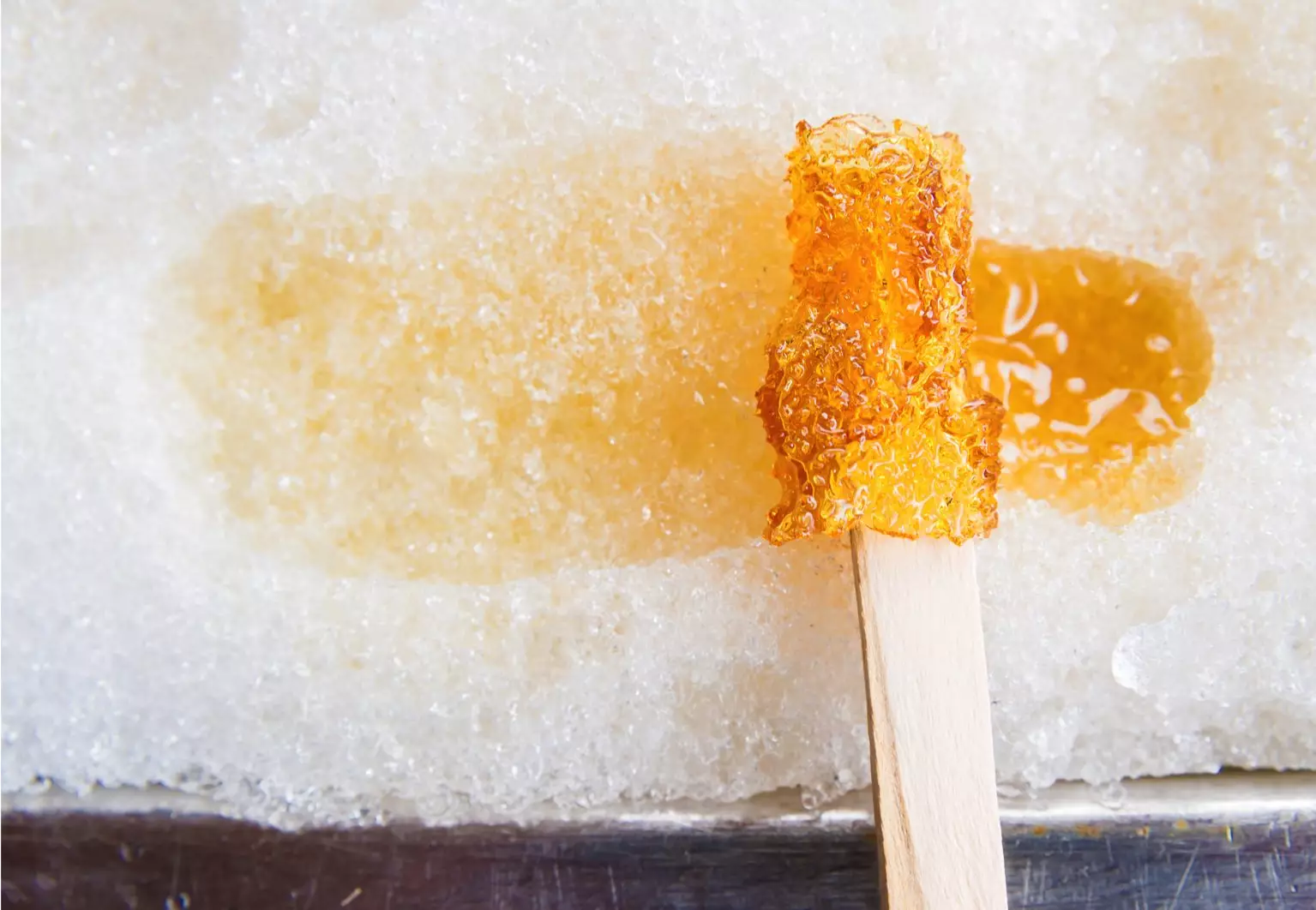 Sucette de tire d'érable dans la glace