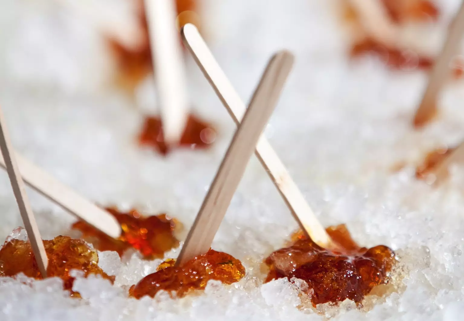 Sucettes d'érable sur la neige