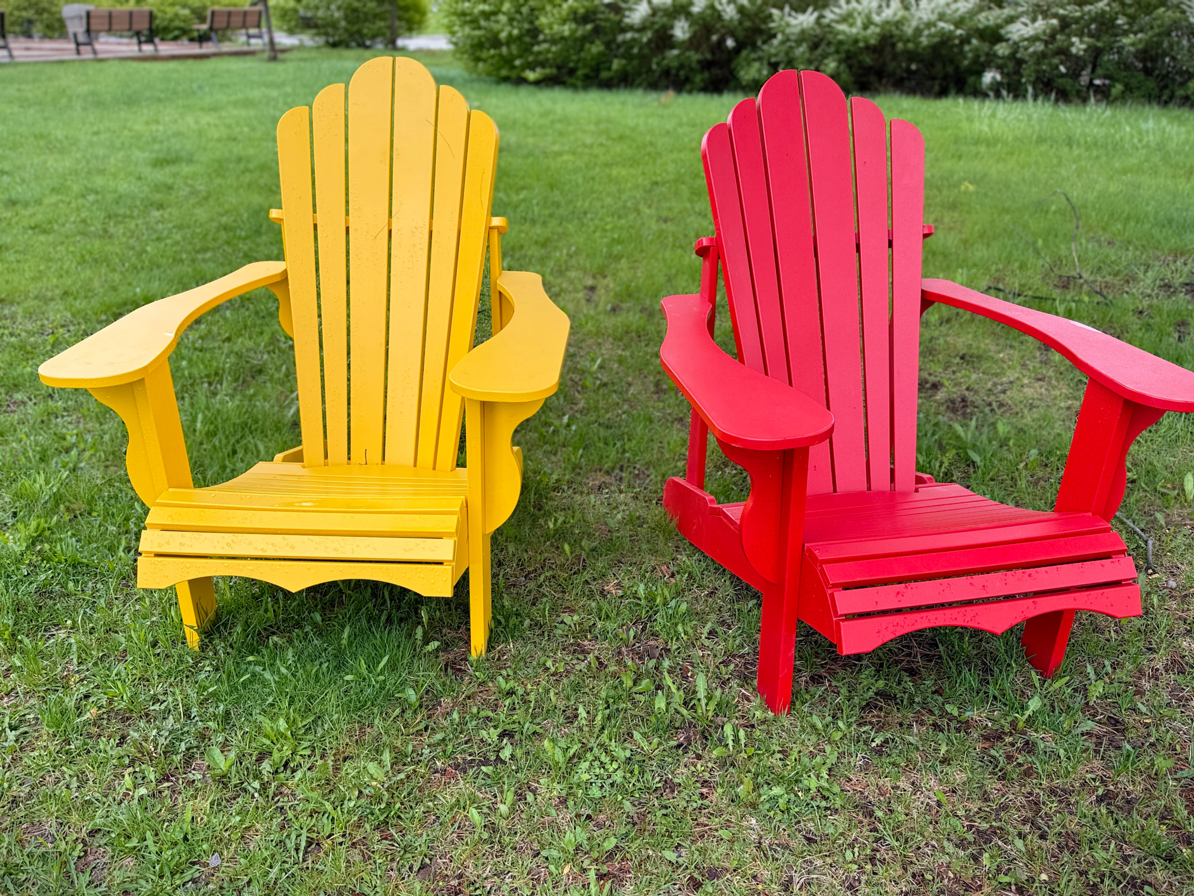 chaise Adirondack rouge et jaune