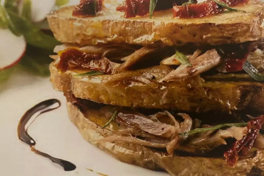 Étagé de pommes de terre à l'érable et de canard confit à la sarriette