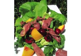 Zarter Salat mit geräucherter Entenbrust und Kirschen