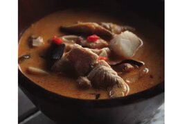 Thai-Suppe mit rotem Curry, Zitronengras und Jakobsmuscheln