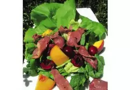 Malse salade met gerookte eendenborst en kersen