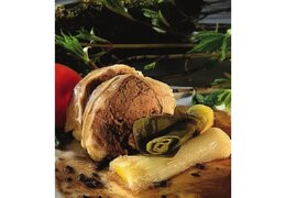 Leg of lamb with leeks, caramelized with maple