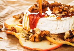 Brie with maple syrup, apples and nuts