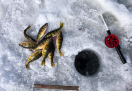 Pratica la pesca sul ghiaccio in Canada